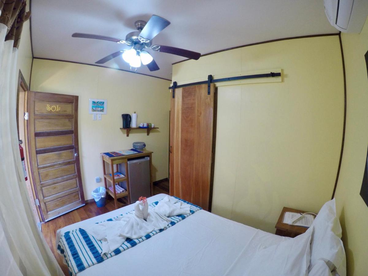 Chila'S Accommodations Caye Caulker Buitenkant foto