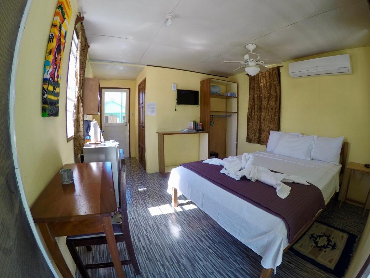 Chila'S Accommodations Caye Caulker Buitenkant foto
